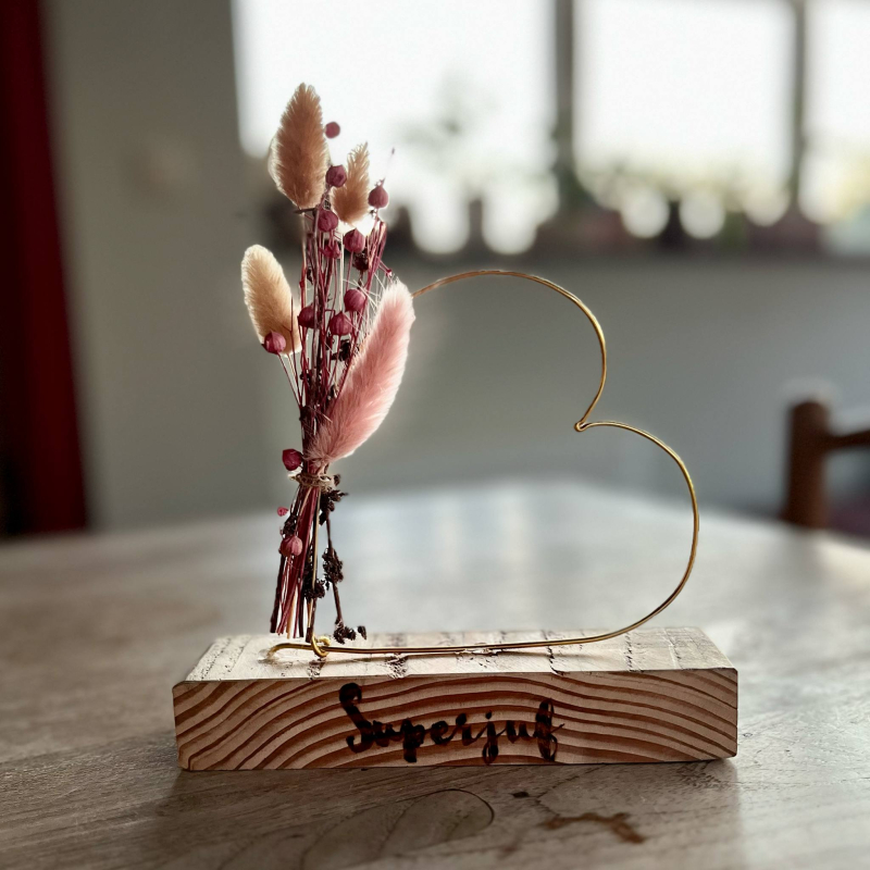 Superjuf pyrografie houten plankje met gouden draad hartje en droogbloemen