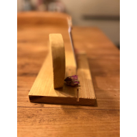 plankje in gewaxt grenen met uitsparing voor kaartje en voorzien van droogbloemen (blauw of roze)