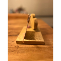 plankje in gewaxt grenen met uitsparing voor kaartje en voorzien van droogbloemen (blauw of roze)