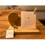 plankje in gewaxt grenen met uitsparing voor kaartje en voorzien van droogbloemen (blauw of roze)