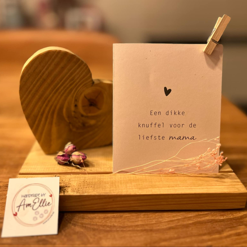 plankje in gewaxt grenen met uitsparing voor kaartje en voorzien van droogbloemen (blauw of roze)