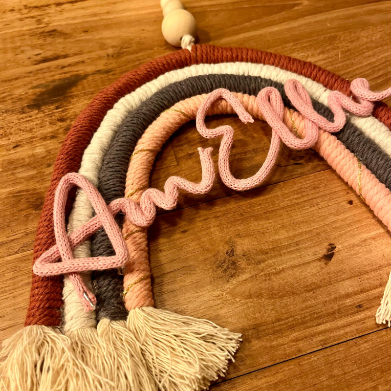 gepersonaliseerde regenboog in macramétouw geboortegeschenk