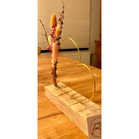 hartje in goudkleurige metaaldraad met droogbloemen (keuze in tinten) op steigerhouten plankje