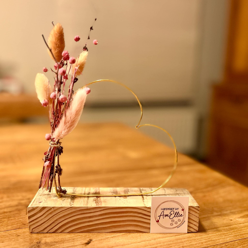 hartje in goudkleurige metaaldraad met droogbloemen (keuze in tinten) op steigerhouten plankje