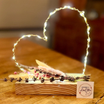 hartje in goudkleurige metaaldraad met droogbloemen (keuze in tinten) op steigerhouten plankje met led verlichting