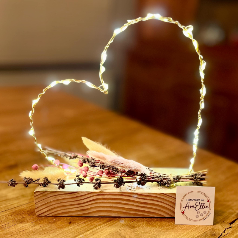 hartje in goudkleurige metaaldraad met droogbloemen (keuze in tinten) op steigerhouten plankje met led verlichting