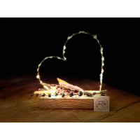 hartje in goudkleurige metaaldraad met droogbloemen (keuze in tinten) op steigerhouten plankje met led verlichting