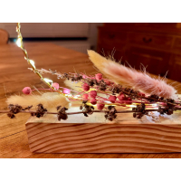 hartje in goudkleurige metaaldraad met droogbloemen (keuze in tinten) op steigerhouten plankje met led verlichting