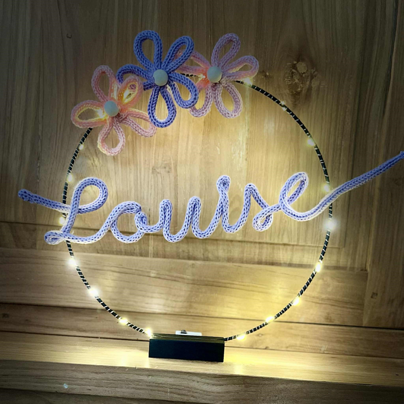 Punniknaam in staande ring met verlichting. Volledig aanpasbaar volgens persoonlijke voorkeur.