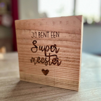 Tekst einde schooljaar in pyrografie op hout