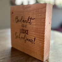 Tekst einde schooljaar in pyrografie op hout