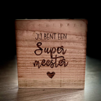 Tekst einde schooljaar in pyrografie op hout