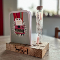Superjuf pyrografie met kaartje en buisje met droogbloemen