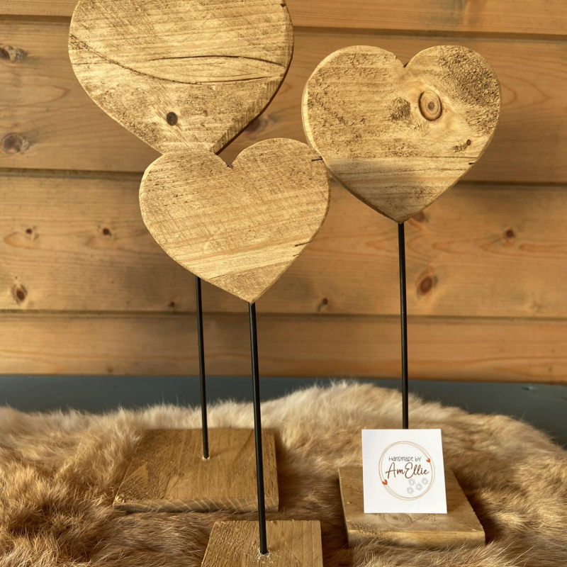 3 hartjes uit steigerhout behandeld met bijenwas verschillende grootte op metalen staafje in voet van steigerhout behandeld met bijenwas