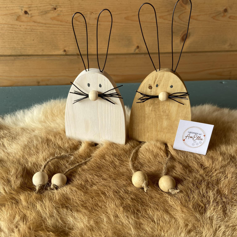 2 konijntjes uit grenenhout met accessoires in zwarte metaaldraad