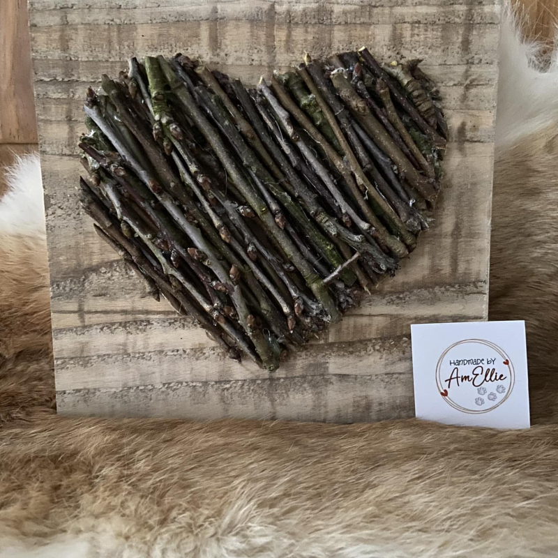 hartje van vruchtboomtwijgjes op een basis van steigerhouten plank