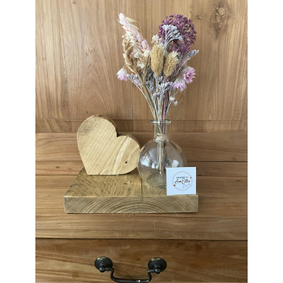 hartje in gewaxt steigerhout op dito plankje met daarop een glazen vaasje met droogbloemen (tint van bloemen naar keuze te bepalen) 