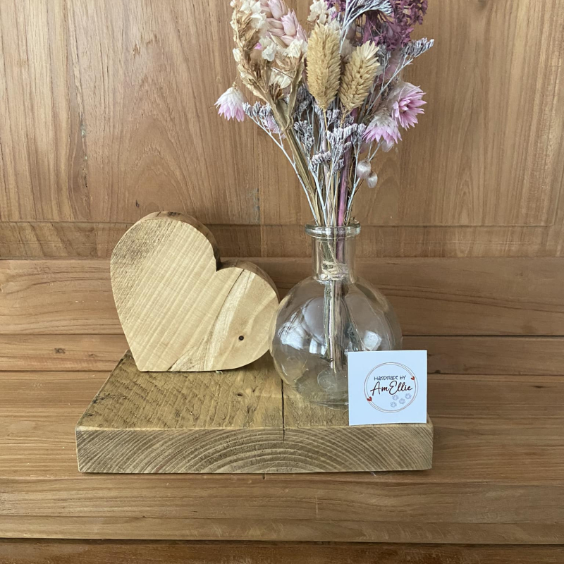 hartje in gewaxt steigerhout op dito plankje met daarop een glazen vaasje met droogbloemen (tint van bloemen naar keuze te bepalen) 