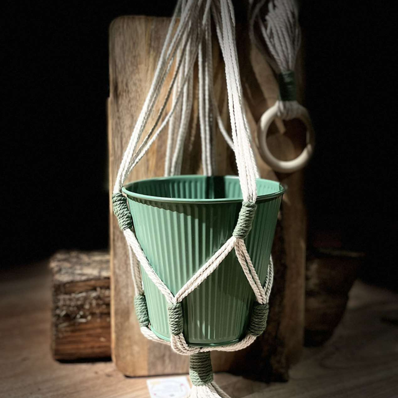 Eigentijdse macramé plantenhangers