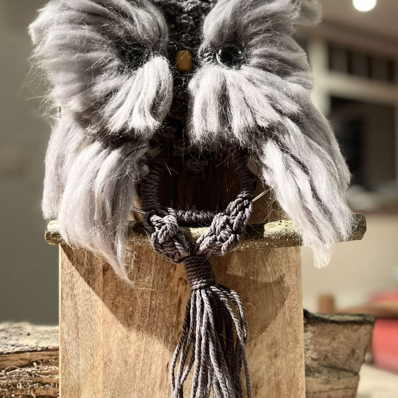 Uiltje in macramé met lontwol – Handgemaakt!