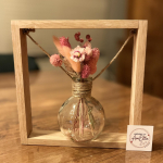  kadertje vervaardigd uit massieve eik, met een glazen flesje gevuld met droogbloemen