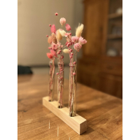 eenvoudig plankje uit massieve eik voorzien van drie glazen buisjes met droogbloemen