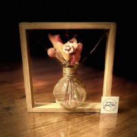  kadertje vervaardigd uit massieve eik, met een glazen flesje gevuld met droogbloemen