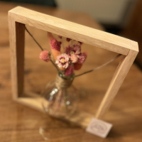 kadertje vervaardigd uit massieve eik, met een glazen flesje gevuld met droogbloemen