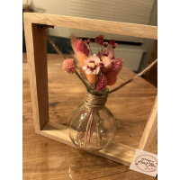  kadertje vervaardigd uit massieve eik, met een glazen flesje gevuld met droogbloemen