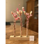 eenvoudig plankje uit massieve eik voorzien van drie glazen buisjes met droogbloemen