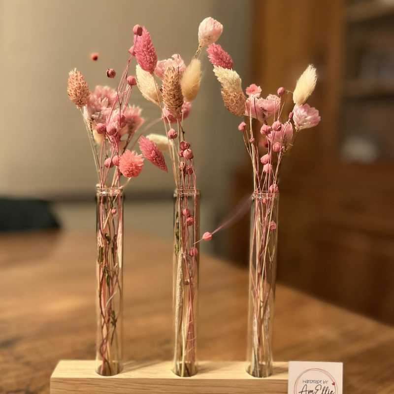 eenvoudig plankje uit massieve eik voorzien van drie glazen buisjes met droogbloemen