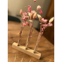 eenvoudig plankje uit massieve eik voorzien van drie glazen buisjes met droogbloemen