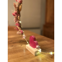 ronde decoratie met lichtjes, droogbloemen en een eenvoudig hartje centraal op de basis 