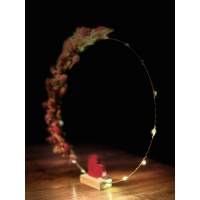 ronde decoratie met lichtjes, droogbloemen en een eenvoudig hartje centraal op de basis 