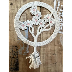 dromenvanger met bloemenboom in macramé
