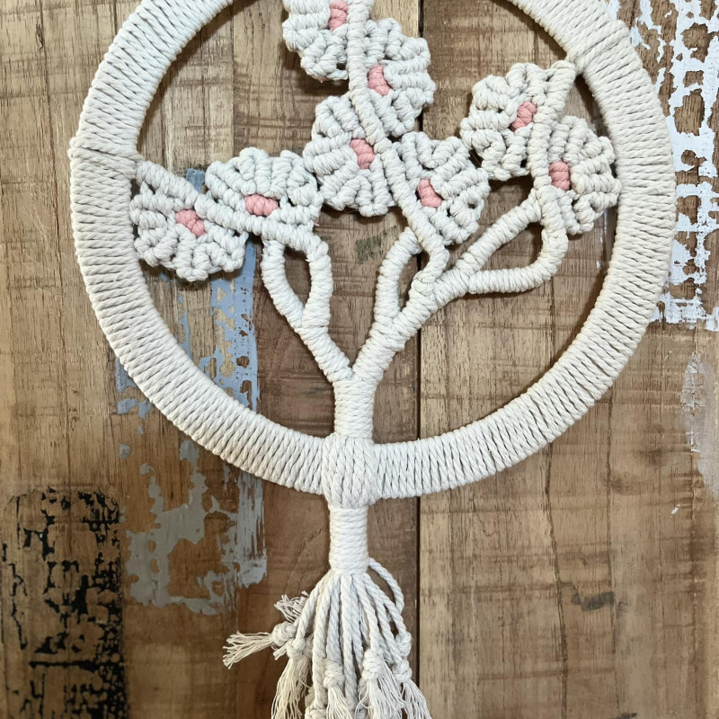 dromenvanger met bloemenboom in macramé