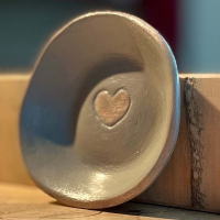 Schaaltje uit klei, handgevormd en handbeschilderd