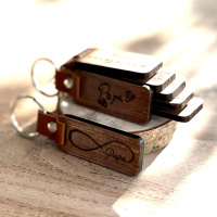Sleutelhangers gebrand met pyrograaf