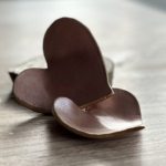 Hartje in klei, handgeverfd