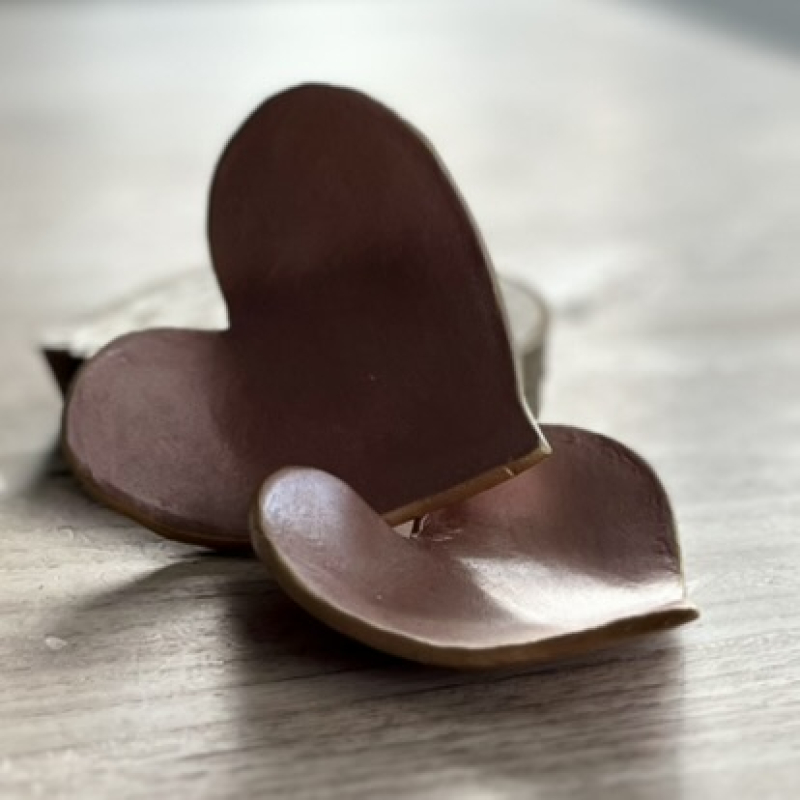 Hartje in klei, handgeverfd