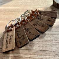 Sleutelhangers gebrand met pyrograaf