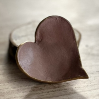 Hartje in klei, handgeverfd