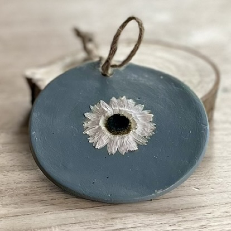 Decoratief hangertje in klei met droogbloem