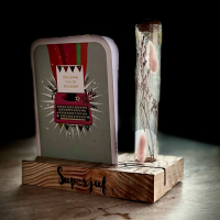 Superjuf pyrografie met kaartje en buisje met droogbloemen