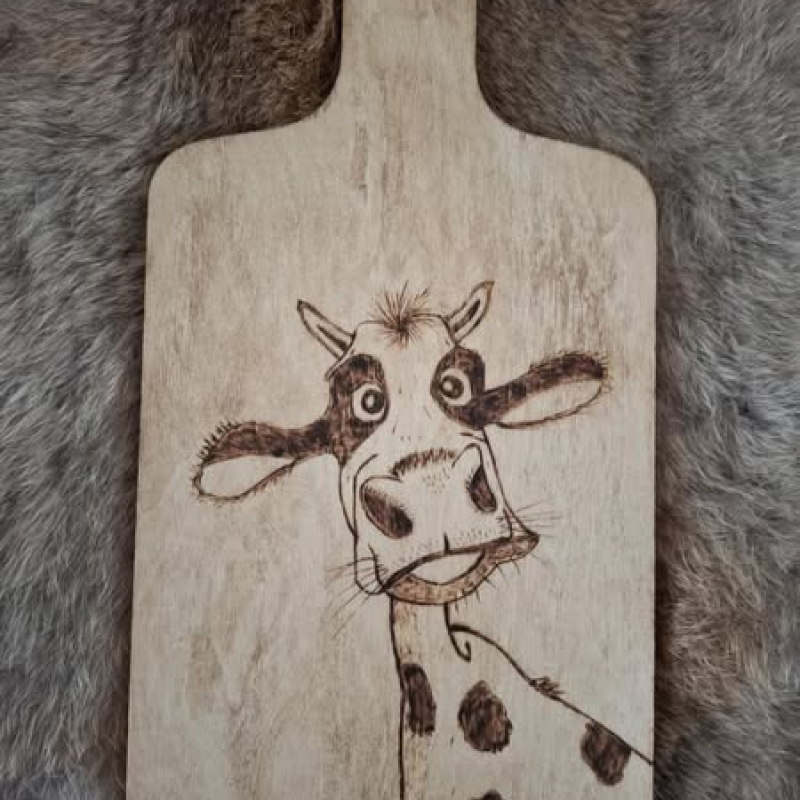 pyrografie koe op houten plankje