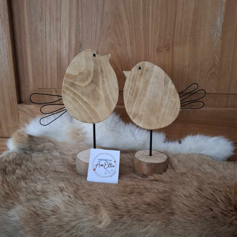 2 vogeltjes uit grenenhout, rustiek gewaxt met accessoires in metaaldraad op een staander van natuurhout