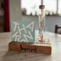 Superjuf pyrografie met kaartje en buisje met droogbloemen