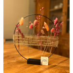 metalen ring met droogbloemen geweven tussen jutekoord