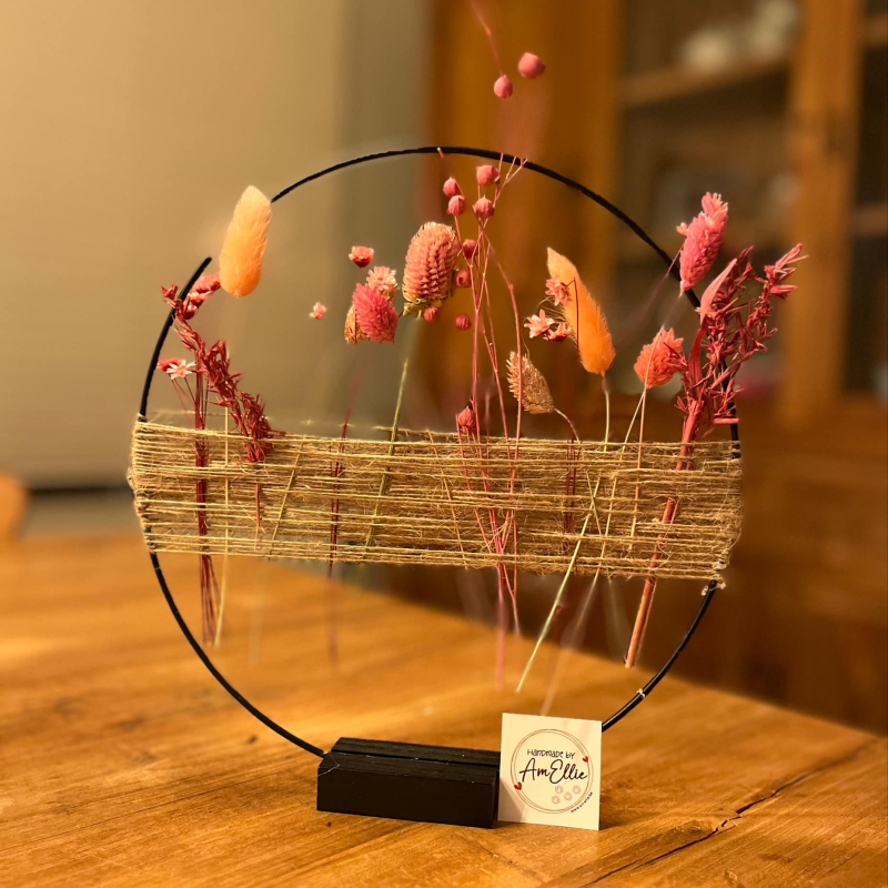 metalen ring met droogbloemen geweven tussen jutekoord