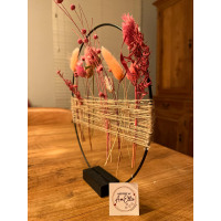 metalen ring met droogbloemen geweven tussen jutekoord